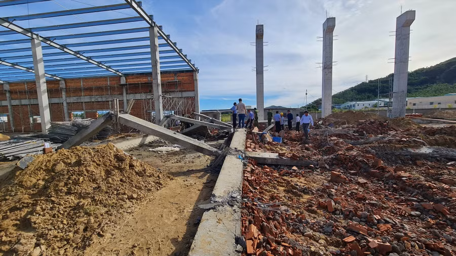 Hiện trường vụ sập tường khiến nhiều người thương vong tại KCN Nhơn Hòa. Ảnh: Hoài Luân