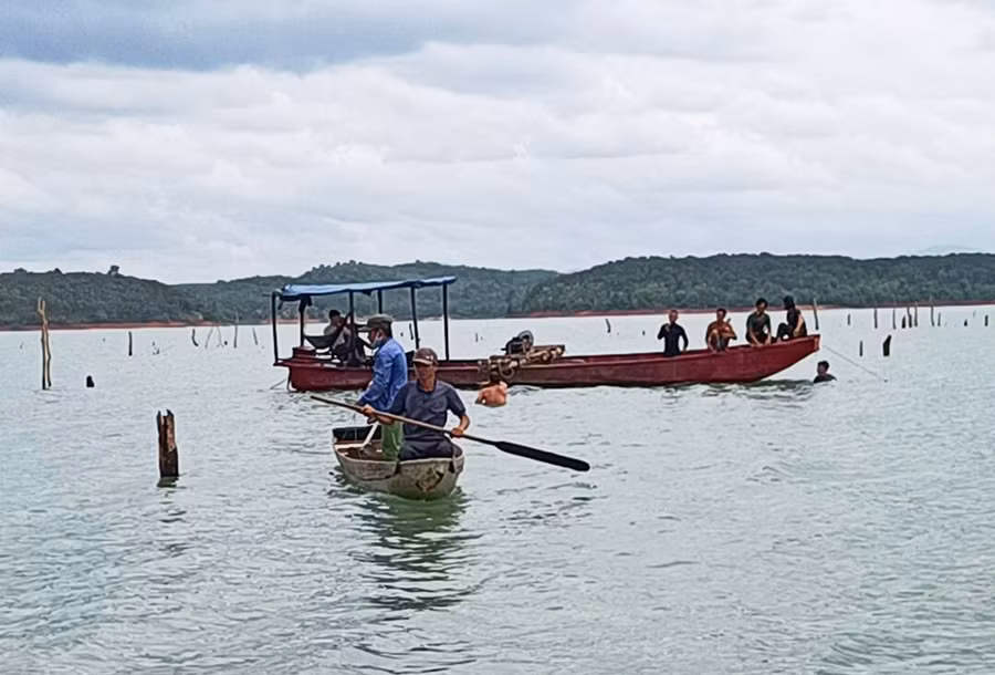 Các lực lượng tích cực tìm kiếm tại khu vực nghi người đàn ông mất tích. Ảnh: Minh Thoan