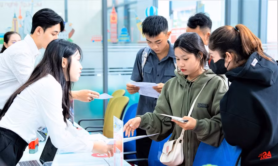 Cán bộ tuyển sinh Trường Đại học Công nghệ TPHCM hướng dẫn thí sinh làm thủ tục nhập học ngày 20-8.