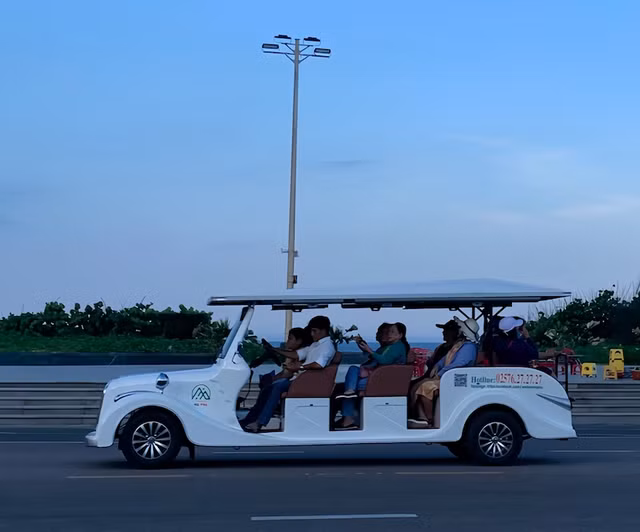 Du khách trải nghiệm xe điện dọc tuyến đường ven biển TP.Tuy Hòa. Ảnh: TRẦN NGÂN