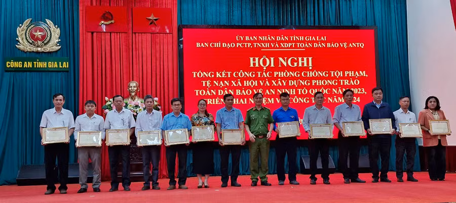 Các tập thể có thành tích xuất sắc trong công tác phòng-chống tội phạm, tệ nạn xã hội và phong trào toàn dân bảo vệ an ninh Tổ quốc năm 2023 được nhận bằng khen của Bộ trưởng Bộ Công an. Ảnh: V.H