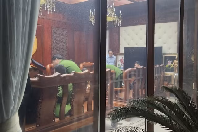 Cơ quan Cảnh sát điều tra Công an tỉnh Thanh Hóa khám xét nhà cựu bí thư Thanh Hóa Trịnh Văn Chiến tối 29-12-2023. Ảnh: Tuấn Minh