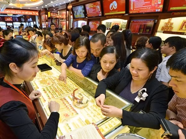 Ngày 6/6, giá vàng SJC giảm thêm 1 triệu đồng, chỉ còn 75,98 triệu đồng. (Ảnh: Vietnam+) Ngày 6/6, giá vàng SJC giảm thêm 1 triệu đồng, chỉ còn 75,98 triệu đồng. (Ảnh: Vietnam+)