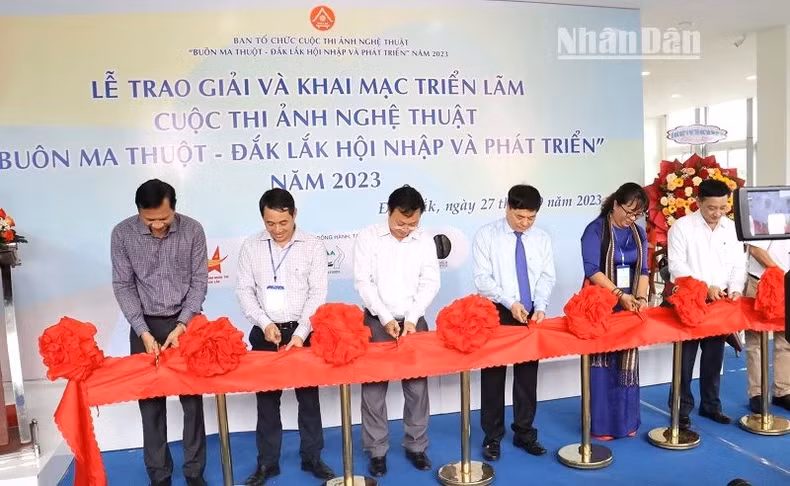 Các đại biểu cắt băng khai mạc triển lãm nghệ thuật “Buôn Ma Thuột-Đắk Lắk hội nhập và phát triển”. Các đại biểu cắt băng khai mạc triển lãm nghệ thuật “Buôn Ma Thuột-Đắk Lắk hội nhập và phát triển”.
