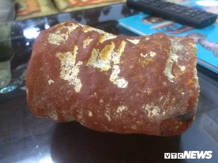 Có người sẵn sàng trả 5 tỷ đồng cho hai viên đá nghi là long diên hương. Có người sẵn sàng trả 5 tỷ đồng cho hai viên đá nghi là long diên hương.