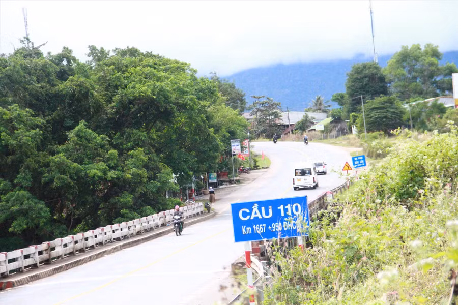 Cầu mới thi công dang dở, mỗi ngày các loại phương tiện phải lưu thông trên cây cầu cũ, nhỏ, hẹp, tiềm ẩn nguy cơ mất an toàn giao thông. Ảnh: Tiến Thoại