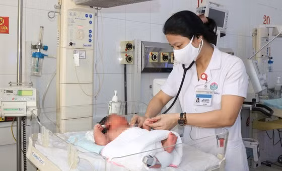 Bé sơ sinh có cân nặng 6,1kg