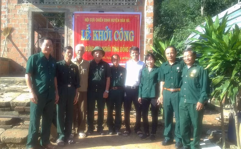 Ảnh minh họa: Hội Cựu chiến binh huyện Đắk Hà, tỉnh Kon Tum trao nhà nghĩa tình đồng đội.