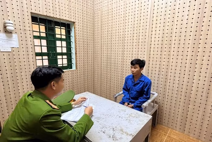 Bắt giam người đàn ông dùng máy cắt cỏ chống đối lực lượng CSGT - Ảnh 1. Đối tượng Nguyễn Văn Tâm tại cơ quan điều tra