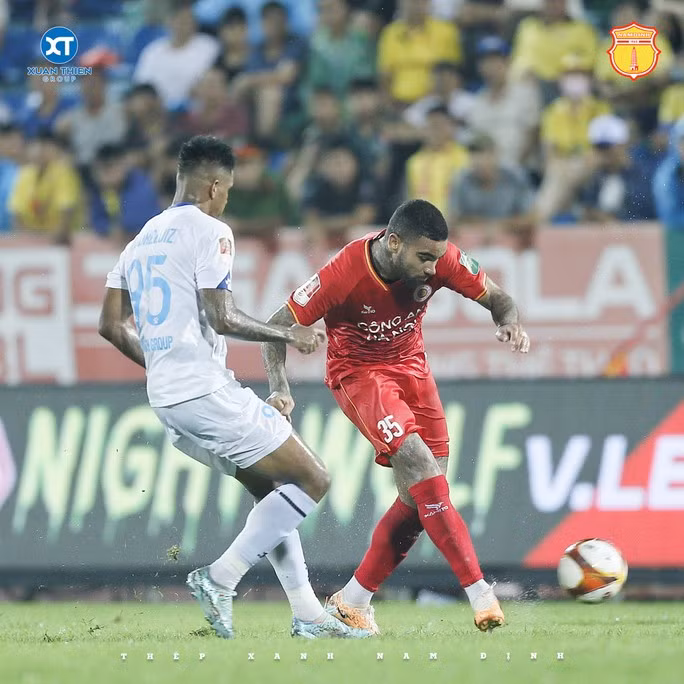 Thắng ở phút bù giờ, Công an Hà Nội trở lại ngôi đầu V-League 2023 - Ảnh 3. Jhon Cley (phải) ấn định chiến thắng chung cuộc cho Công an Hà Nội
