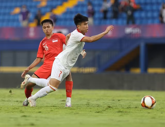U.22 Việt Nam (áo trắng) lên bóng khó khăn. Ảnh:Ngọc Dương