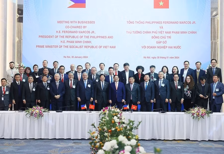Thủ tướng Phạm Minh Chính và Tổng thống Philippines Ferdinand Marcos Jr. cùng doanh nghiệp hai nước. (Ảnh: Dương Giang/TTXVN)