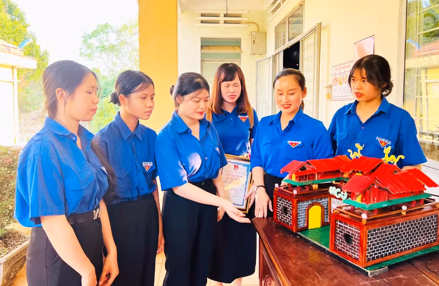 Đoàn viên, thanh niên Trường THCS-THPT Phạm Hồng Thái chia sẻ quá trình lắp ráp mô hình di tích “Ngọ Môn-Kinh thành Huế”. Ảnh: M.N Đoàn viên, thanh niên Trường THCS-THPT Phạm Hồng Thái chia sẻ quá trình lắp ráp mô hình di tích “Ngọ Môn-Kinh thành Huế”. Ảnh: M.N