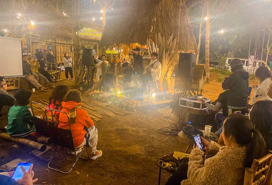 Sôi động đêm nhạc accoustic tại Không gian văn hóa Măng Đen. Ảnh: HT