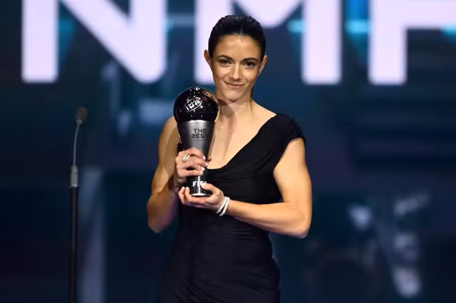 Aitana Bonmati, tuyển thủ Tây Ban Nha, với chiếc cúp FIFA The Best. Aitana Bonmati, tuyển thủ Tây Ban Nha, với chiếc cúp FIFA The Best.