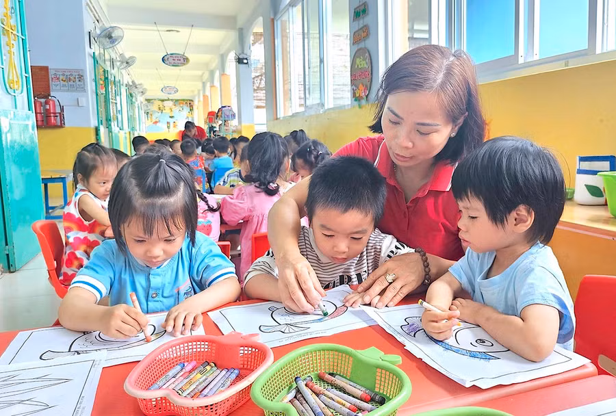 Tính đến thời điểm hiện tại, TP. Pleiku có 16/20 trường mầm non công lập, 11/17 trường mầm non tư thục và 72/115 cơ sở mầm non độc lập tư thục đăng ký tổ chức dạy hè với trên 5.000 trẻ/256 nhóm, lớp theo học. Ảnh: Mộc Trà