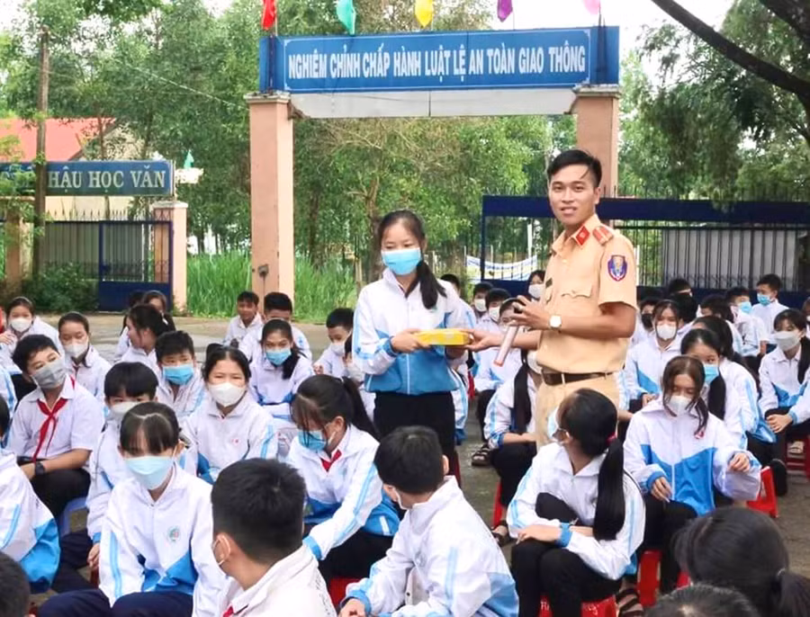 Ban An toàn giao thông các huyện tăng cường tuyên truyền Luật Giao thông đường bộ cho các em học sinh. Ảnh: Minh Phương Ban An toàn giao thông các huyện tăng cường tuyên truyền Luật Giao thông đường bộ cho các em học sinh. Ảnh: Minh Phương