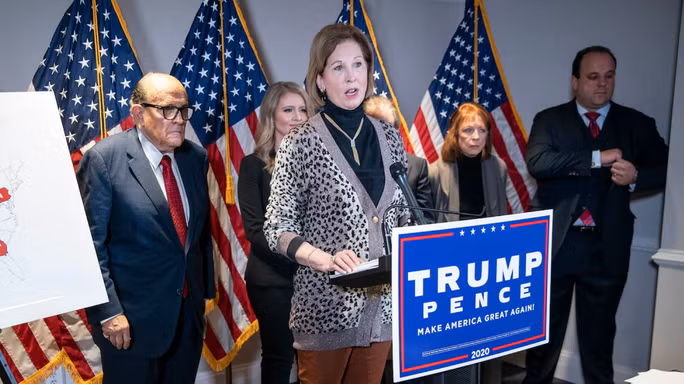 Cựu luật sư của ông Trump nhận tội can thiệp bầu cử - Ảnh 1. Bà Powell phát biểu tại một cuộc họp báo ngày 19-11-2020. Ảnh: The Washington Post