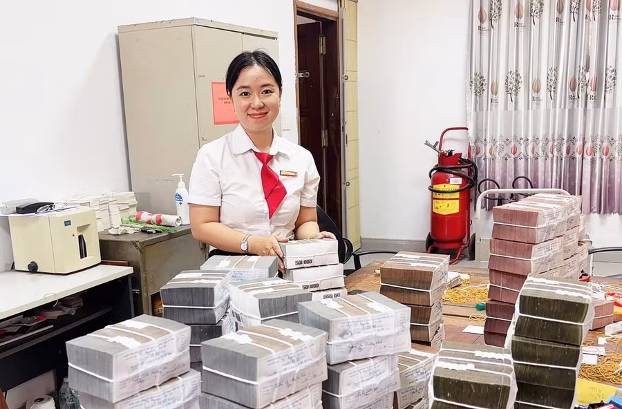 Bằng sự tận tâm và trách nhiệm, chị Thái Thị Thùy Dương thực hiện công việc kho quỹ đảm bảo chính xác, an toàn, đúng quy định. Ảnh: S.C