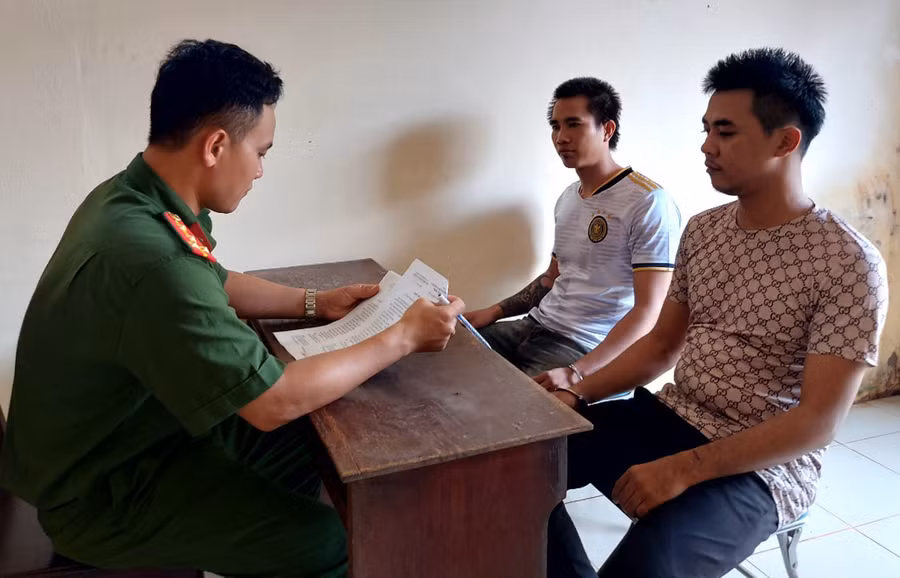 Hai đối tượng Lê Đình Sơn và Đậu Hữu Luân tại cơ quan Công an. Ảnh: T.D Hai đối tượng Lê Đình Sơn và Đậu Hữu Luân tại cơ quan Công an. Ảnh: T.D