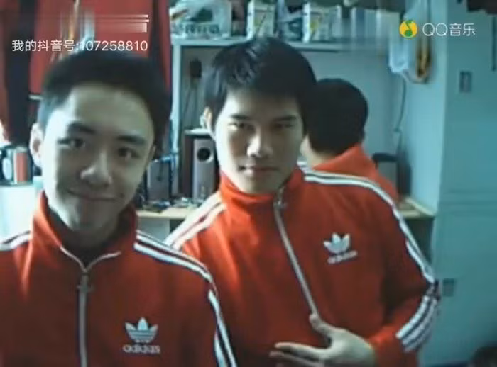 Vy Vỹ và Hoàng Nghệ Hinh tinh nghịch, hóm hỉnh trong video hát nhép được đăng tải trên YouTube năm 2006. Ảnh: Chụp màn hình Vy Vỹ và Hoàng Nghệ Hinh tinh nghịch, hóm hỉnh trong video hát nhép được đăng tải trên YouTube năm 2006. Ảnh: Chụp màn hình