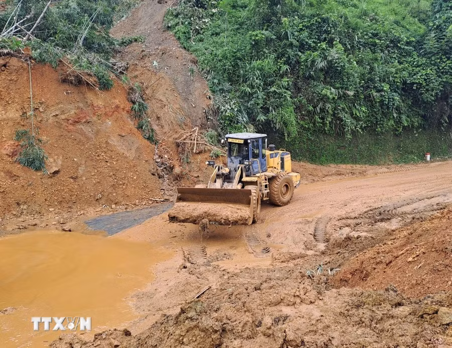 Các phương tiện máy móc tập trung xử lý hàng ngàn mét khối bùn đất trong vụ sạt lở ở Hà Giang. (Ảnh Đức Thọ/TTXVN) Các phương tiện máy móc tập trung xử lý hàng ngàn mét khối bùn đất trong vụ sạt lở ở Hà Giang. (Ảnh Đức Thọ/TTXVN)