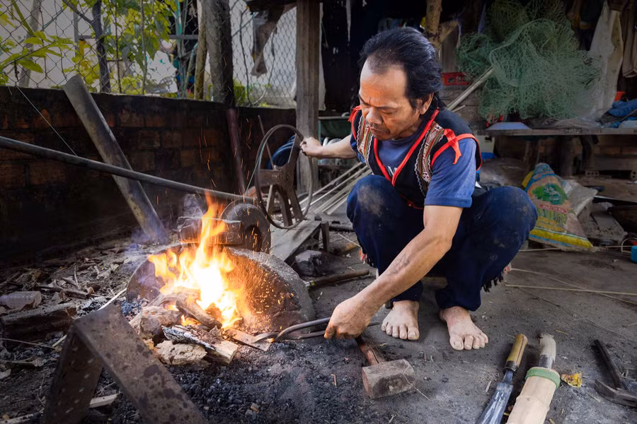 Nghệ nhân A Par miệt mài với nghề rèn. Ảnh: NB