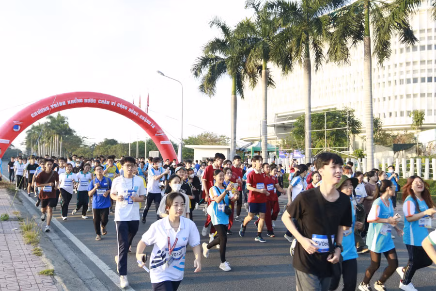 Hơn 100 đại biểu đến từ các nước ASEAN và Nhật Bản, sinh viên ở nhiều trường trên địa bàn TP.HCM cùng tham gia giải chạy. Ảnh: TẤN ĐẠT