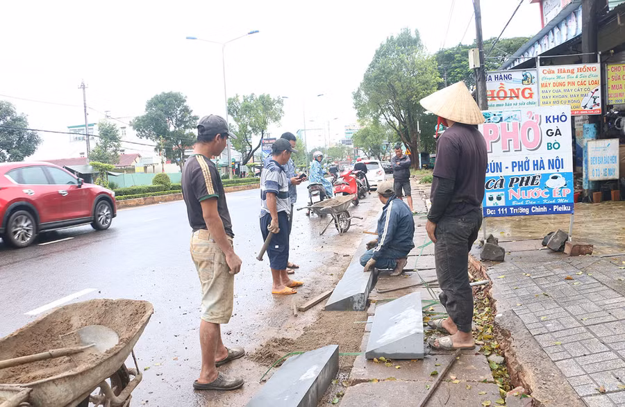 Dự án đầu tư bó vỉa, vỉa hè đường Trường Chinh cũng bị ảnh hưởng tiến độ do thời tiết mưa nhiều. Ảnh: Quang Tấn