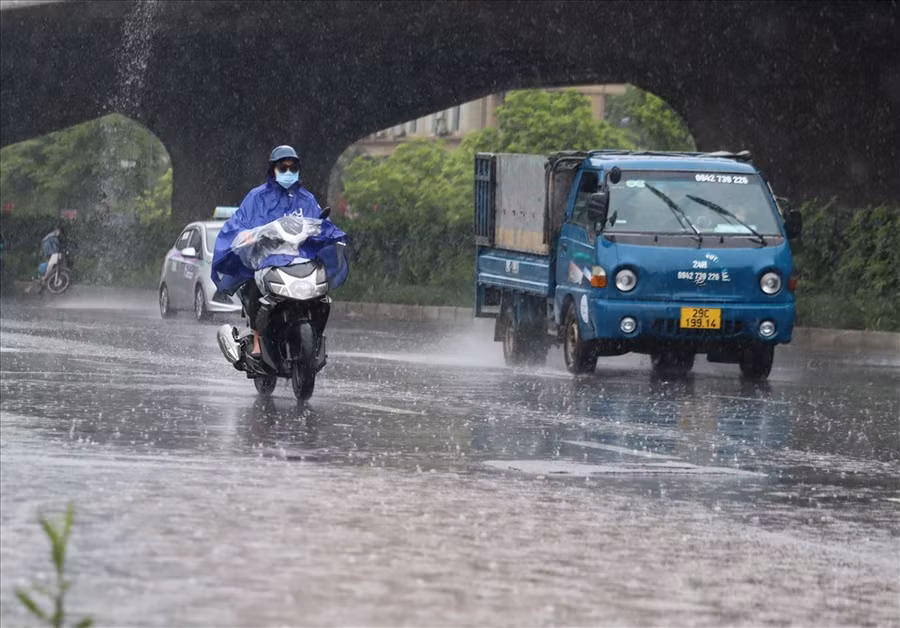 Ngày 14.6, Bắc Bộ có mưa vừa, mưa to vào chiều tối. Ảnh: Minh Hà.