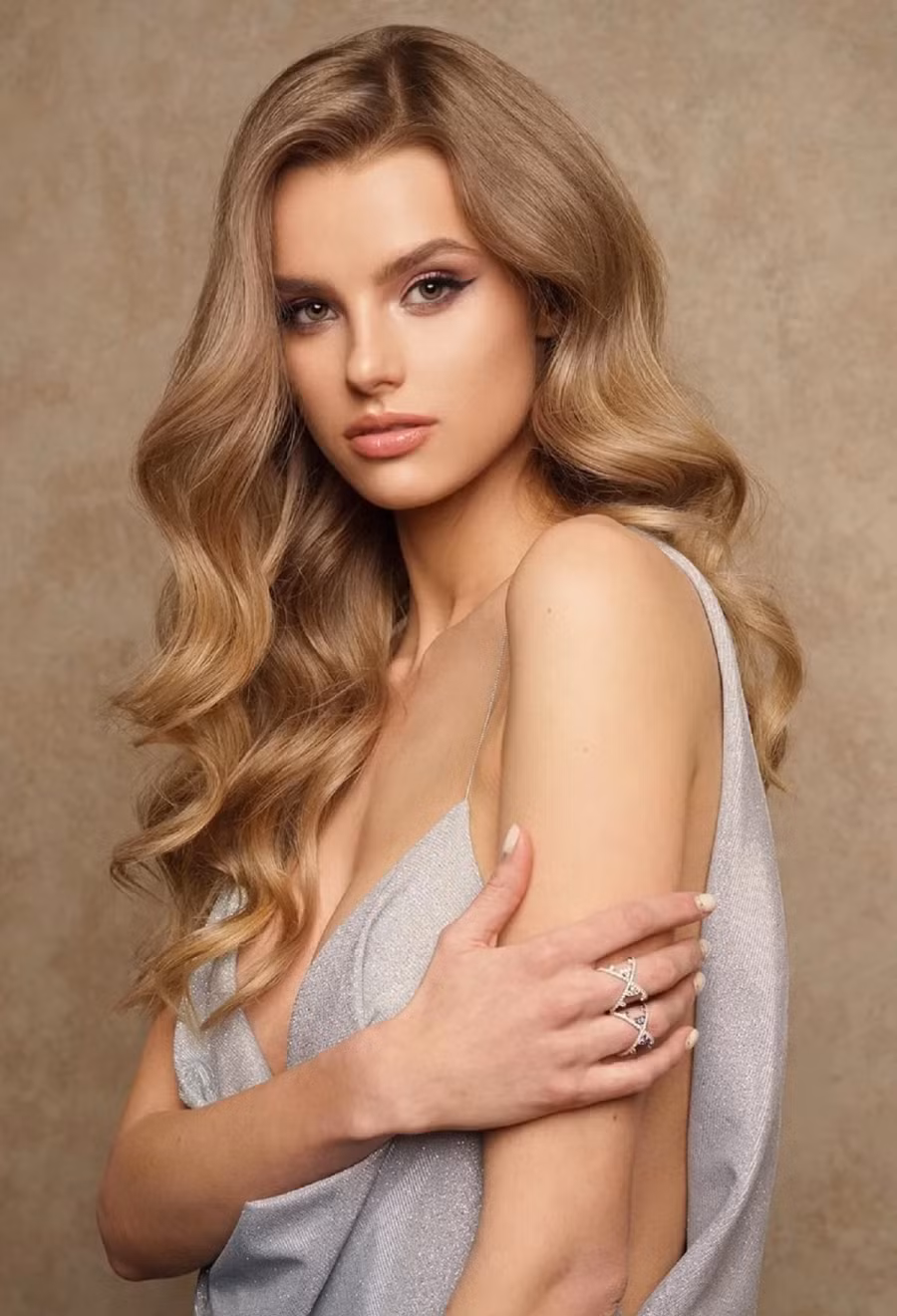 Krystyna Pyszko đang là người mẫu quốc tế, đại diện cho nhiều thương hiệu đình đám. Cô thành thạo 4 thứ tiếng là tiếng Anh, tiếng Ba Lan, tiếng Slovak và tiếng Đức.