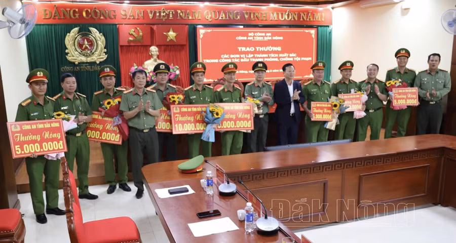 Phó Bí thư Tỉnh ủy, Chủ tịch UBND tỉnh Đắk Nông Hồ Văn Mười thưởng nóng cho các đơn vị trực tiếp phá vụ trộm tại tiệm vàng Kim Ngọc Hiến.