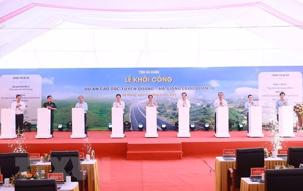 Thủ tướng Phạm Minh Chính và các đại biểu khởi công Dự án cao tốc Tuyên Quang-Hà Giang giai đoạn 1. (Ảnh: Dương Giang/TTXVN) Thủ tướng Phạm Minh Chính và các đại biểu khởi công Dự án cao tốc Tuyên Quang-Hà Giang giai đoạn 1. (Ảnh: Dương Giang/TTXVN)