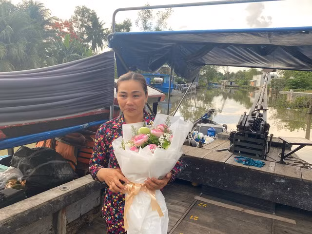 Chị Thảo nói lần đầu tiên trong đời được tặng hoa