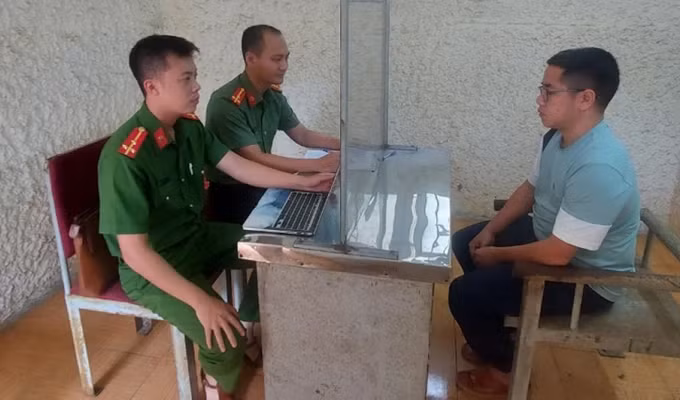 Công an tỉnh Hà Tĩnh lấy lời khai đối tượng Đinh Quốc Tuấn, thành viên một băng nhóm giả danh ngân hàng, công ty cho vay tài chính để lừa đảo. Ảnh: DƯƠNG QUANG Công an tỉnh Hà Tĩnh lấy lời khai đối tượng Đinh Quốc Tuấn, thành viên một băng nhóm giả danh ngân hàng, công ty cho vay tài chính để lừa đảo. Ảnh: DƯƠNG QUANG