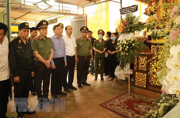 Bộ Công an đến thăm hỏi, chia buồn và động viên gia đình các nạn nhân tử vong trong vụ tấn công bằng súng tại trụ sở xã Ea Tiêu và xã Ea Ktur, huyện Cư Kuin, tỉnh Đắk Lắk. (Ảnh: Quang Thái/TTXVN)
