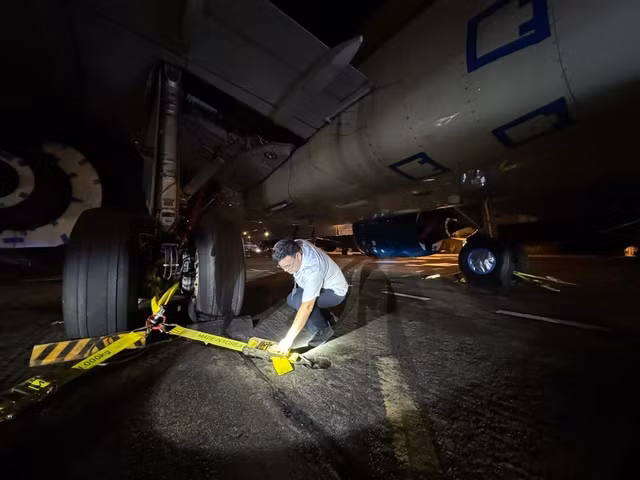 Giám đốc Cảng hàng không quốc tế Nội Bài Tô Tử Hà kiểm tra vị trí đỗ máy bay. Ảnh: Phan Công