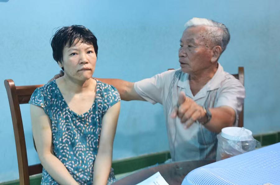 Ông Đỗ Văn Triệu và con gái Đỗ Thị Phượng. Ảnh: H.C