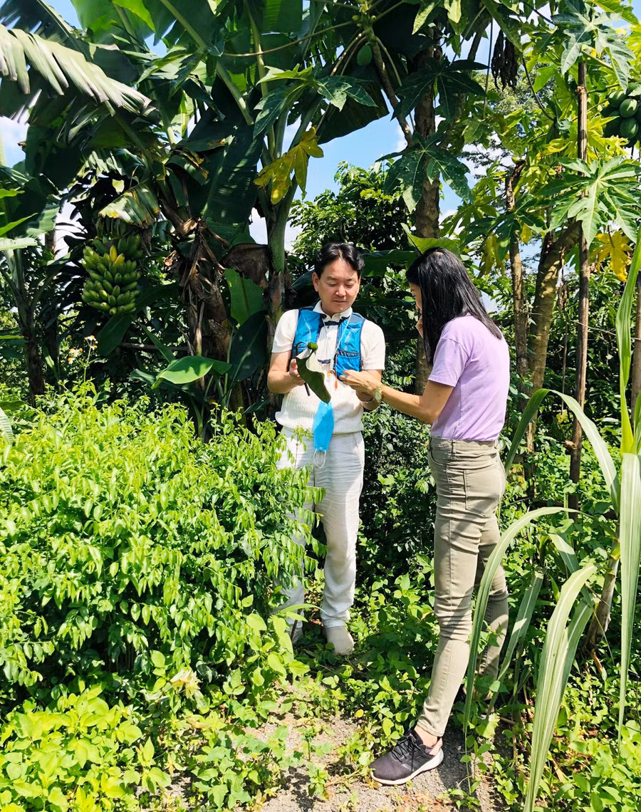 Du khách trải nghiệm tại Moon's coffee Farm (ảnh đơn vị cung cấp).