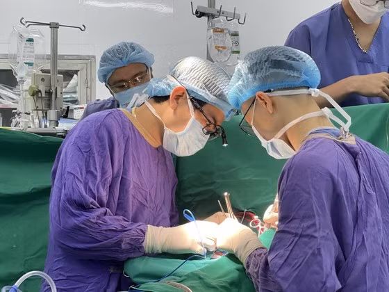 Các bác sĩ thực hiện ca ghép tim - thận cho bệnh nhân Q.