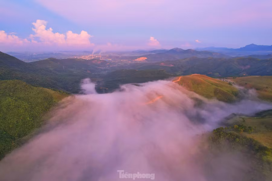Nơi đây được ví như thảo nguyên hoang sơ, bao quanh là những ngọn núi nhấp nhô, hàng thông xanh rì.