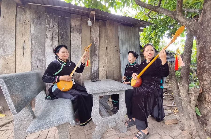 Một buổi sinh hoạt của các thành viên trong Câu lạc bộ Hát then xã Ia Lâu. Ảnh: H.P