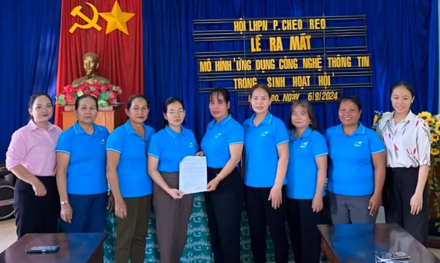 Hội Liên hiệp phụ nữ phường Cheo Reo ra mắt mô hình “Ứng dụng công nghệ thông tin trong sinh hoạt Hội”. Ảnh: V.C