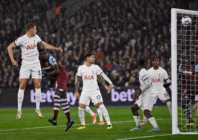 Trung vệ Kurt Zouma đánh đầu ghi bàn cho West Ham.
