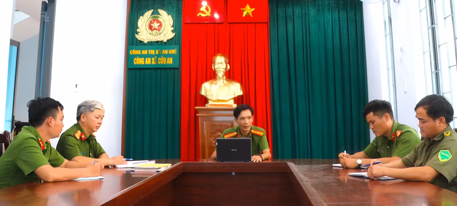 Công an xã Cửu an (thị xã An Khê) họp triển khai công việc trong phòng họp ở trụ sở mới. Ảnh: Ngọc Minh Công an xã Cửu an (thị xã An Khê) họp triển khai công việc trong phòng họp ở trụ sở mới. Ảnh: Ngọc Minh