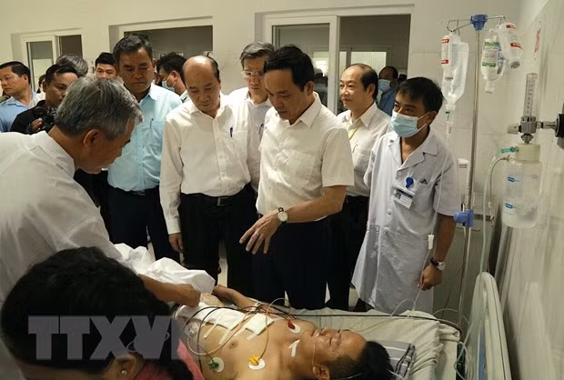 Phó Thủ tướng Chính phủ Trần Lưu Quang đến thăm hỏi, động viên hai cán bộ Công an xã Ea Ktur bị thương trong vụ nhóm người chưa xác định đầy đủ danh tính dùng súng tấn công trụ sở UBND xã Ea Tiêu và xã Ea Ktur (huyện Cư Kuin, Đắk Lắk). (Ảnh: Quang Thái/TTXVN)