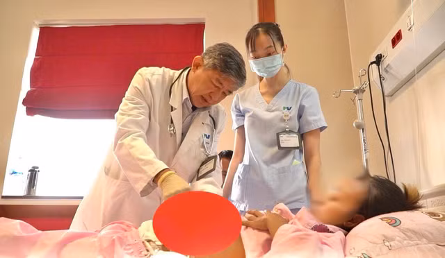 Bác sĩ thăm khám và thay băng cho sản phụ sau khi qua cơn nguy kịch