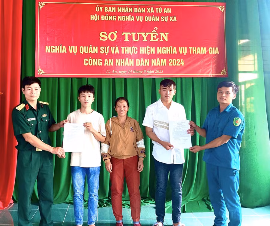 Tuyên dương thanh niên xã Tú An, thị xã An Khê viết đơn tình nguyện tham gia nghĩa vụ Công an nhân dân năm 2024. Ảnh: Xuân Cường