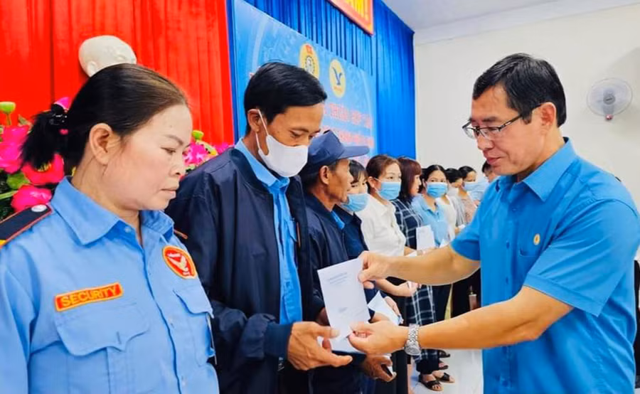 Liên đoàn Lao động TP. Pleiku tích cực chăm lo Tết cho đoàn viên khó khăn. Ảnh: Đinh Yến