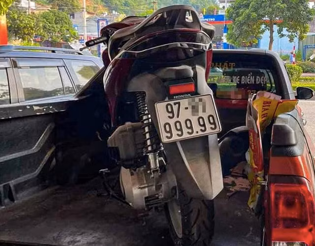 Chiếc xe gắn biển số ngũ quý 9. Ảnh: FBNV Chiếc xe gắn biển số ngũ quý 9. Ảnh: FBNV
